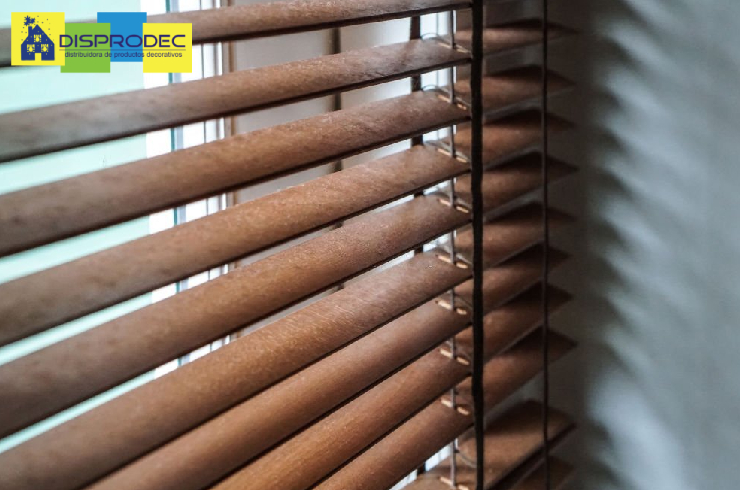 Las cortinas venecianas de madera son una solución práctica y sencilla