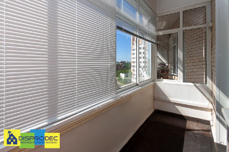 Las persianas de aluminio delgadas son ideales para ambientes sofisticados.
