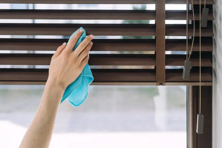 Cuidado y mantenimiento de las cortinas con protección UV