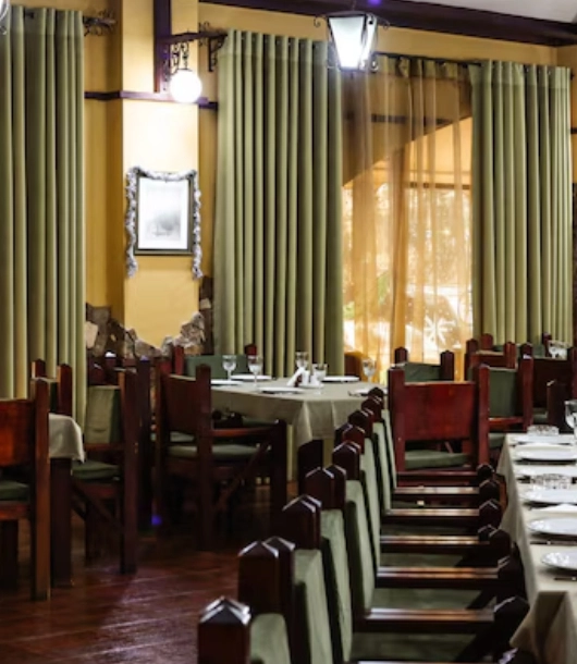 Restaurante de lujo con cortinas