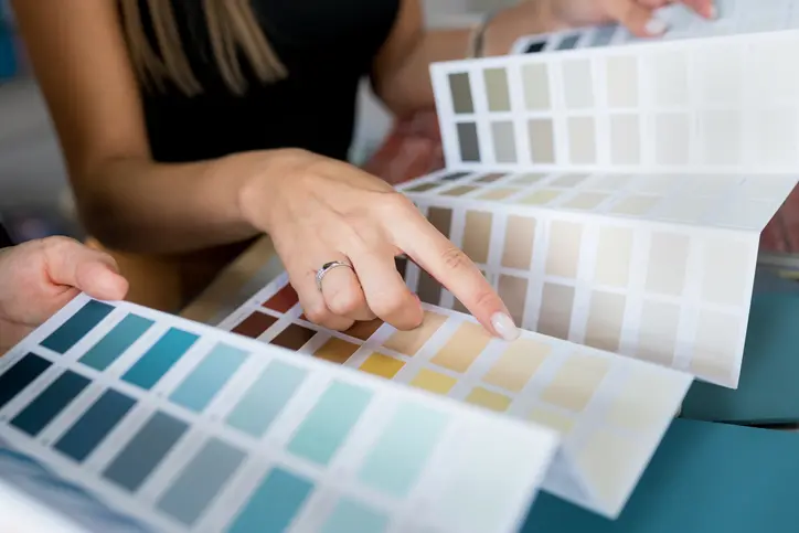 Cómo elegir el color y la textura adecuada para tus cortinas