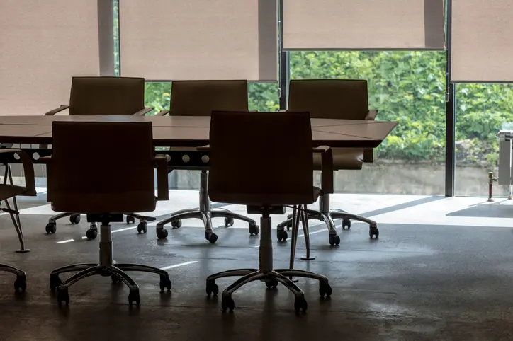 Factores a considerar al elegir cortinas corporativas
