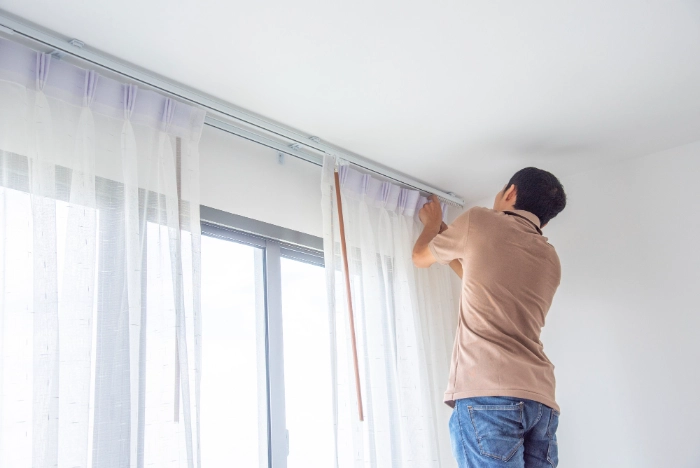Cortinas tradicionales de tela en un espacio interior