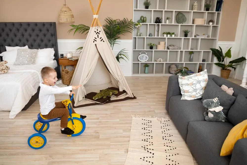 Piso laminado resistente y acogedor que permite disfrutar de las actividades cotidianas en el hogar.