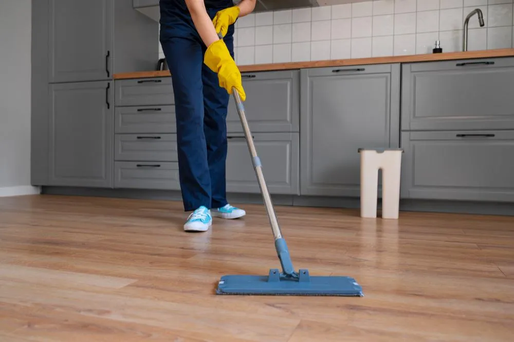 Mantenimiento sencillo y eficiente de pisos laminados, ideal para zonas de uso diario como la cocina.