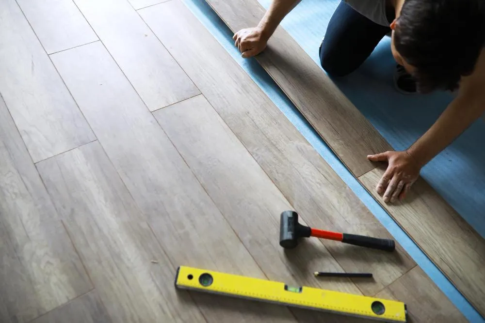 Ejecución profesional de la instalación de pisos laminados garantizando durabilidad y estética impecable.