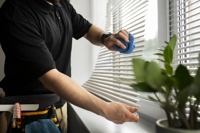 Paneles japoneses instalados en una ventana interior