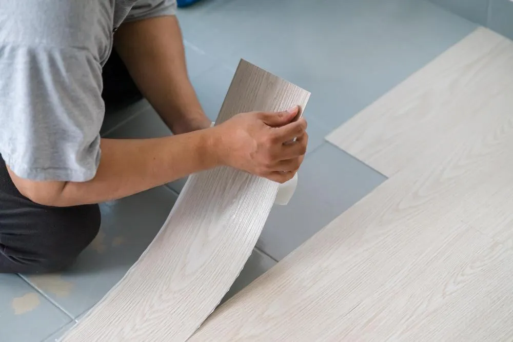 Colocación precisa de piezas laminadas que aseguran un acabado estético y profesional.