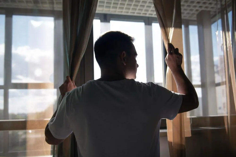 No confundas control solar con privacidad nocturna
