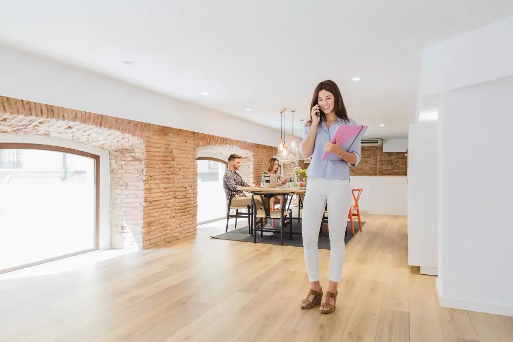 Piso laminado instalado en un área comercial que aporta calidez y profesionalismo al ambiente.