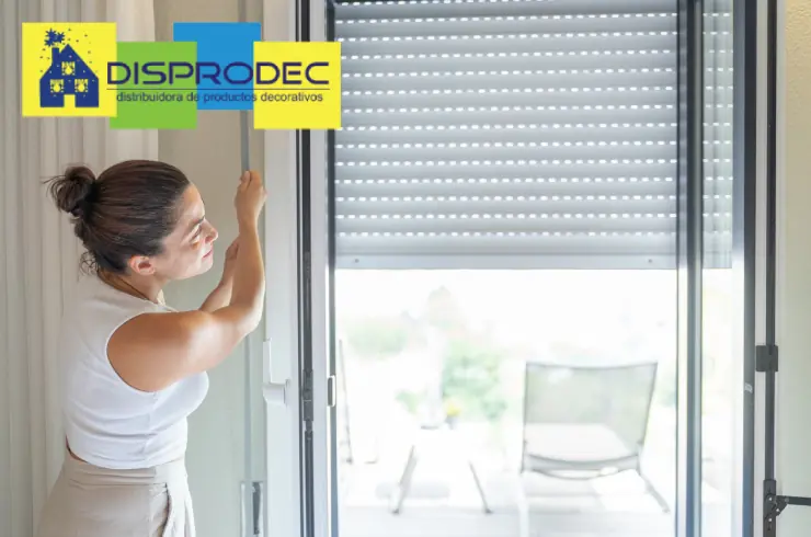 Mujer graduando persianas