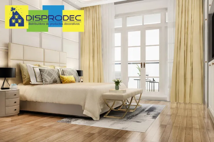 Dormitorio moderno con decoración minimalista y cortinas en tonos beige que aportan calidez