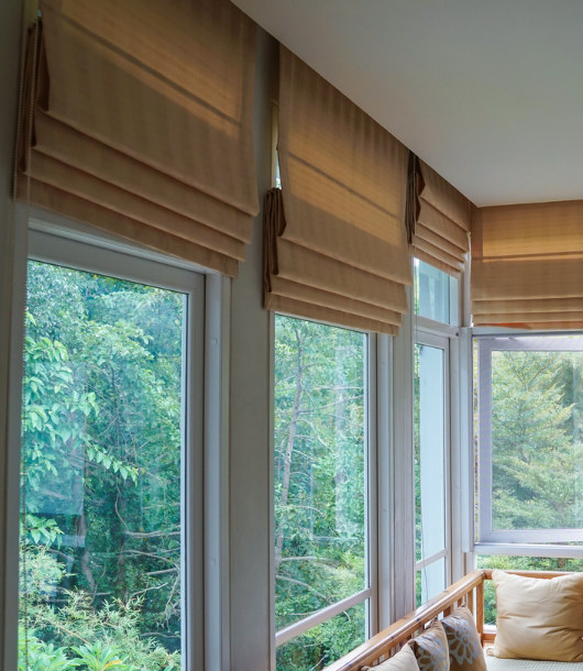 Las cortinas romanas pueden ser fabricadas con el material que deseas para adaptarlo a las necesidades de tus espacios
