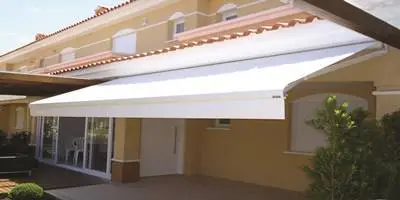Toldos colgantes con gran cubrimiento de exteriores